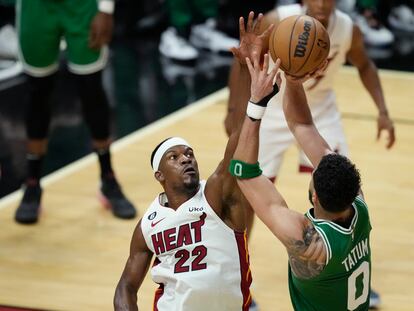 El alero del Miami Heat, Jimmy Butler, intenta taponar un tiro al aro del alero de los Boston Celtics, Jayson Tatum, durante la segunda mitad del 4º partido de las finales de la Conferencia Este de los playoffs de baloncesto de la NBA,