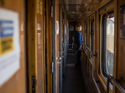 Una refugiada ucraniana camino a Varsovia mira a través de la ventanilla de un tren exclusivo para refugiados ucranianos.