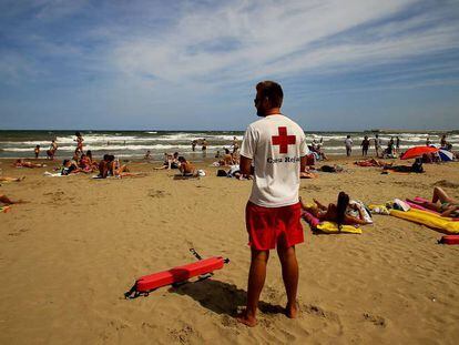 Un socorrista, en una playa española.