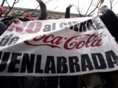 Trabajadores de Coca Cola durante una concentraci&oacute;n ante la sede del PP de Madrid para exigir a la empresa que d&eacute; marcha atr&aacute;s en sus planes para cerrar su planta de Fuenlabrada. 