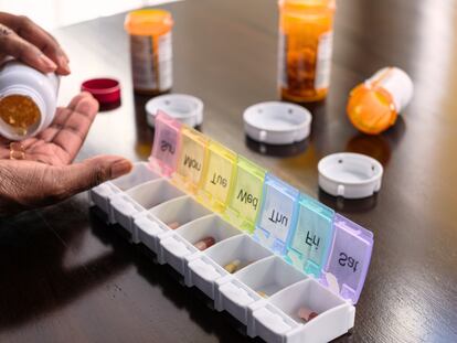 Los pastilleros semanales ayudan a organizar la medicación de manera eficaz. GETTY IMAGES.