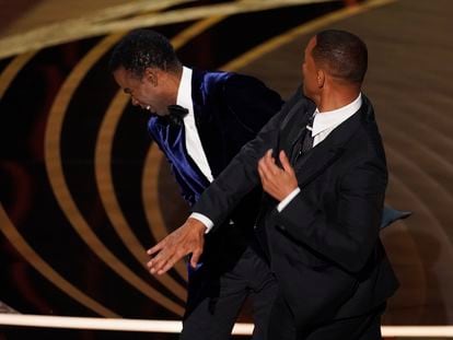 Momento en el que Will Smith golpea al presentador Chris Rock en la ceremonia de los Oscar.
