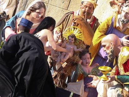 Una activista de Femen intenta robar el Niño Jesús del Belén del Vaticano