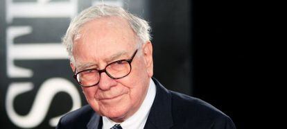 FILE PHOTO - Investor Warren Buffet arrives for the premiere of the film "Wall Street: Money Never Sleeps" in New York
