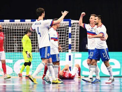 Rusia celebra la victoria contra Georgia que le clasifica para las semifinales.  UEFAfutsal