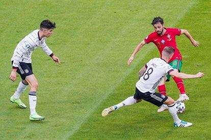 Bernardo Silva maniobra entre Kroos y Havertz, en el último Alemania-Portugal.
