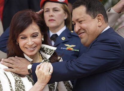 El presidente venezolano, Hugo Chávez, recibe en el Palacio de Miraflores a Cristina Fernández de Kirchner