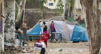 Varios 'okupas' en el asentamiento en el antiguo camping del balneario.