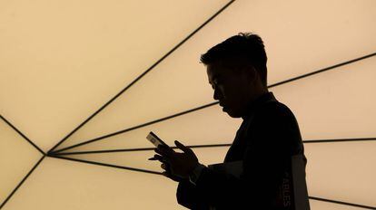 Una persona mira su móvil en el MWC18 de Barcelona.