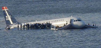 El avión de US Airways flota sobre el río Husdon tras preciptarse con 146 pasajeros y cinco tripulantes
