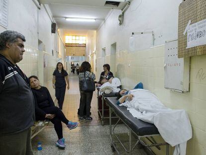Pacientes atendidos en los pasillos del hospital Lucio Meléndez de Adrogué.