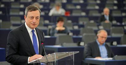 El presidente del BCE, Mario Draghi, durante el debate celebrado este lunes en el Parlamento Europeo, en Estrasburgo.