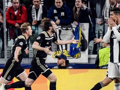 Cristiano Ronaldo se lamenta ante los festejos de los jugadores del Ajax.