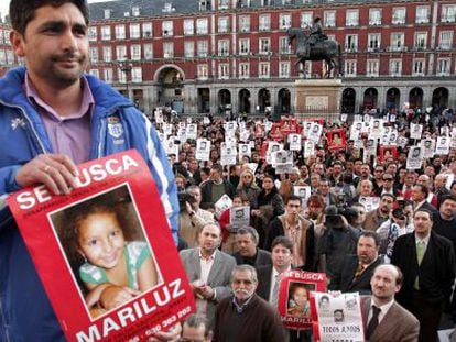 Juan Jos&eacute; Cort&eacute;s, con un cartel con la imagen de su hija, en la Plaza Mayor de Madrid, duranet un acto. 