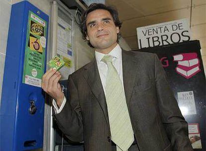 El consejero de Sanidad, Juan José Güemes, con una cajita de preservativos.