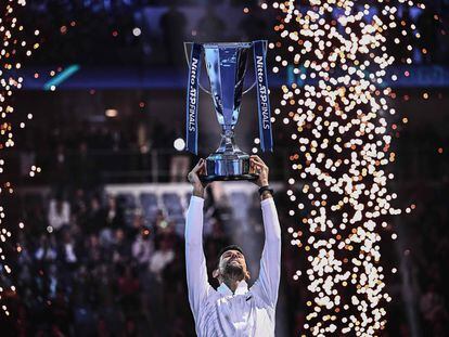 Djokovic eleva el trofeo de campeón, este domingo en el Pala Alpitour de Turín.