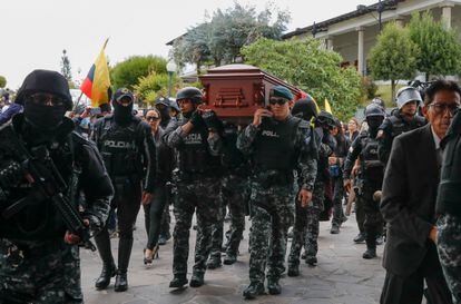 El ataúd de Fernando Villavicencio,  es llevado a un cementerio después en Quito.