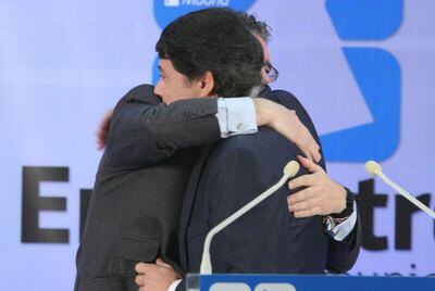 El vicepresidente de la Comunidad, Ignacio González, abraza al consejero de Interior en un acto del PP en Pinto.