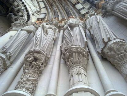 Escenas del pasado, del presente y del futuro en la puerta del Paraíso. En el capitel del centro se pueden ver talladas las Torres Gemelas de Nueva York a punto de ser abatidas por un maremoto