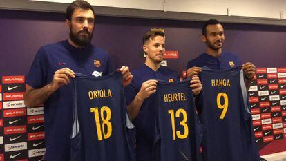 Oriola, Heurtel y Hanga, con sus nuevas camisetas.