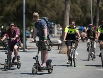 Turistas en patinete por Barcelona