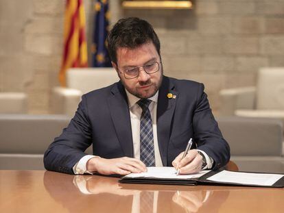 El presidente de la Generalitat, Pere Aragonès, firma el decreto de impulso de la convocatoria de la consulta de los Juegos Olímpicos de Invierno de 2030