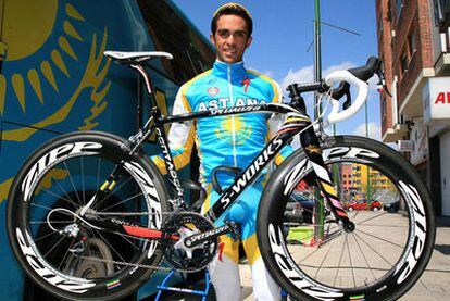 Contador, con su nueva bici con el amarillo del Tour, el rosa del Giro y el rojo de la Vuelta en la horquilla.