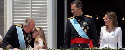 Don Felipe y doña Letizia, con don Juan Carlos y la princesa de Asturias el 19 de junio del año pasado, tras la ceremonia de proclamación de Felipe VI.