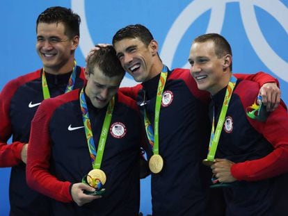 Phelps posa con la medalla de oro junto a Adrian, Held y Dressell