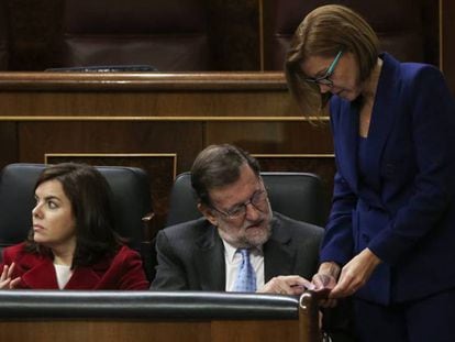 Cospedal muestra un mensaje a Rajoy en el Congreso en 2016. En vídeo, Casado no cree que Cosidó sea el autor del WhatsApp sobre el CGPJ cuyo contenido asegura que era falso.