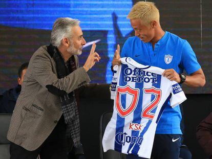 El presidente de Grupo Pachuca, Jesús Martínez, y Honda