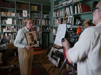 Alberto Schommer, en su estudio con una fotografía de su padre, grabado por López Linares.