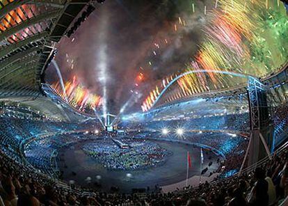 Fuegos artificiales explotan sobre el estadio olímpico durante la espectacular ceremonia de clausura.