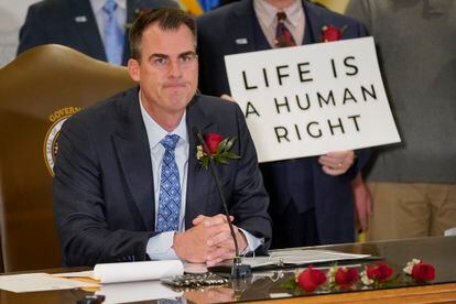 El gobernador de Oklahoma, Kevin Stitt, el pasado mes de abril. El cartel dice: "La vida es un derecho humano".
