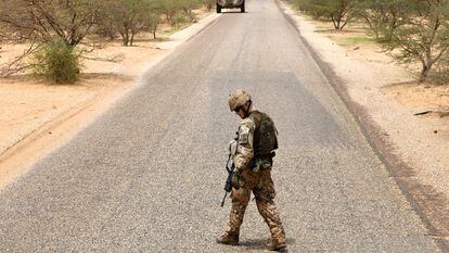 Un soldado alemán de la Minusma busca minas artesanales en una carretera de Malí en 2018.