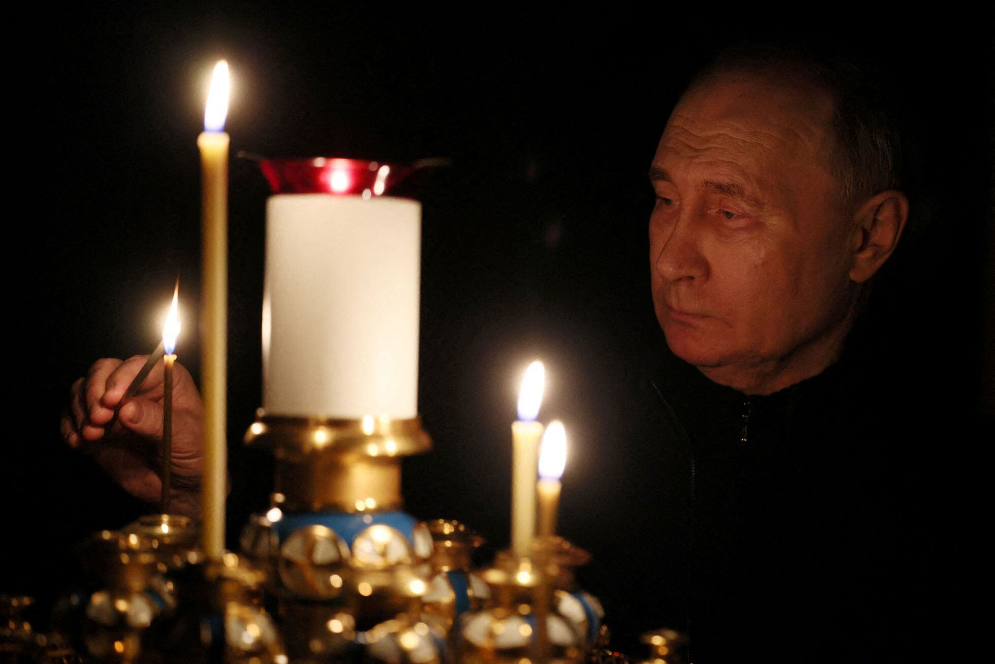 El presidente ruso, Vladímir Putin, encendía este domingo una vela en memoria de las víctimas de la matanza del complejo Crocus.