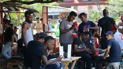 Migrantes haitianos se dedican a la venta informal de productos mientras esperan tarjetas para transitar por vía terrestre, el 21 de noviembre de 2022, en Tapachula (México).