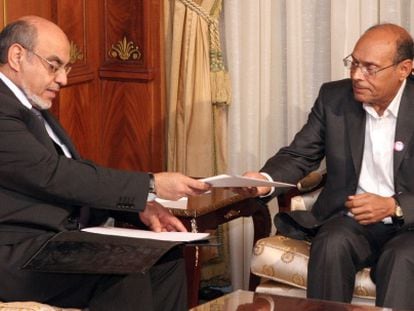 El primer ministro de T&uacute;nez, el islamista Hamadi Jebali, muestra, el martes, la lista de su primer Gobierno al presidente de la Rep&uacute;blica, Moncef Marzouki.