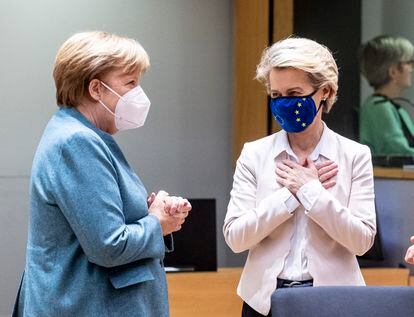 La canciller alemana, Angela Merkel, junto a la presidenta de la Comisión, Ursula von der Leyen, en el Consejo Europeo.