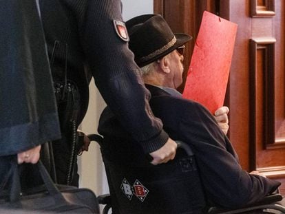 Bruno Dey entra a la sala del tribunal de Hamburgo donde el jueves arrancó el juicio al exguarda del campo de concentración nazi de Stutthof, en la actual Polonia.