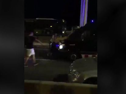 Momento en que el furgón arrastra una manifestante. En vídeo, la grabación de la acción de los Mossos.