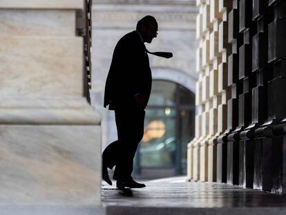 El senador demócrata por Nueva York Chuck Schumer llega al Capitolio en Washington DC.