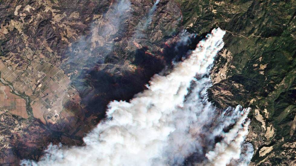 Imagen de satélite del Kincade Fire, el más grande este martes en California, al norte de San Francisco.