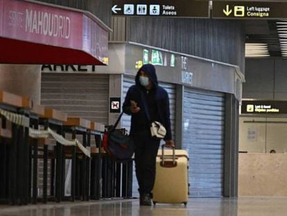 Un pasajero camina por el aeropuerto de Barajas, el año pasado, entre tiendas y bares cerrados.