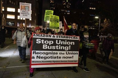Protest in favor of the union mobilization of Amazon workers and the Starbucks coffee chain, last November in New York.