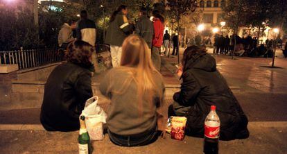 Un grupo de jóvenes consume alcohol en una plaza de Madrid.