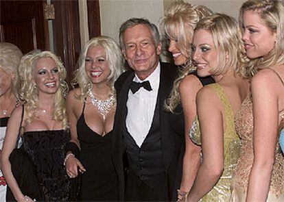 Hugh Hefner, el creador de <i>Playboy,</i> junto a varias modelos de la revista.