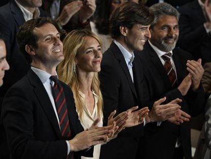 El presidente del PP, Pablo Casado (i), junto a los cabeza de lista del partido Cayetana Álvarez de Toledo, Pablo Montesinos y el independiente Juan José Cortés.
