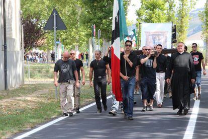 Simpatizantes de Mussolini manifestándose en Predappio.