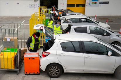 Empleados de Amazon Flex cargan de paquetes sus turismos en el centro logístico de Amazon de Alcobendas, Madrid, a mediados de octubre.